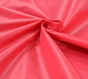 ประเทศจีน ผ้าแพรแข็งโพลีเอสเตอร์สีแดง / ชมพู / เหลืองสำหรับซับในผ้าการ์เม้นท์ ผู้ผลิต